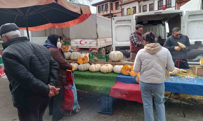 Havaların ısınması pazarcı esnafın yüzünü güldürdü