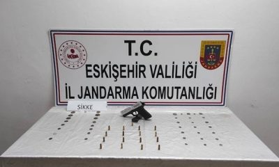 Tarihi eser ve ruhsatsız tabanca satmak isterken yakalandılar