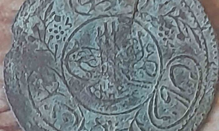 Gediz’de mezar kazarken buldukları madalyonu kaymakamlığa teslim ettiler