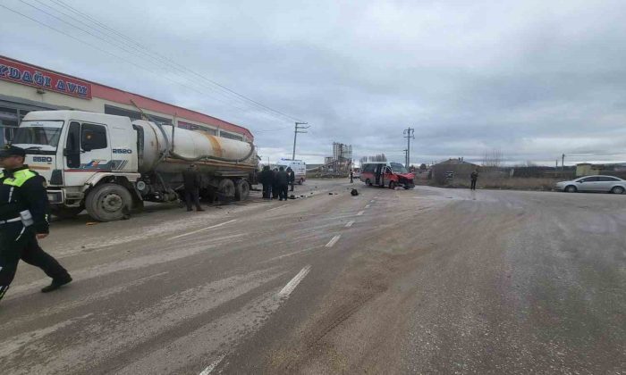 Yolcu dolu minibüs vidanjöre çarptı, 12 kişi yaralandı