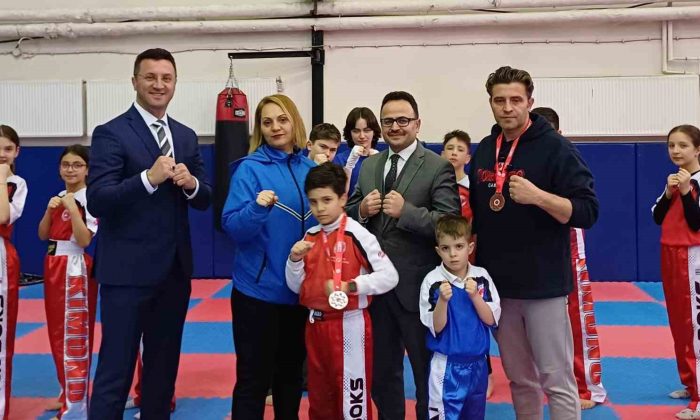 Kick Boks Şampiyonası’ndan derece ile dönen baba oğula Kaymakam Hakan Alkan’dan ödül