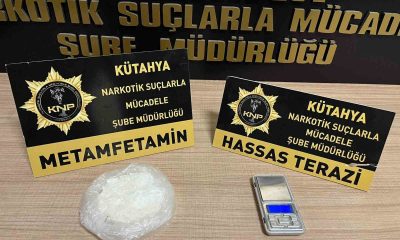 Kütahya’da uyuşturucu bulunan araçtaki 2’si kadın 3 kişi gözaltına alındı