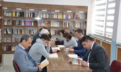 Kaymakam Seyman öğrencilerle birlikte kitap okudu
