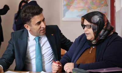 62 yaşındaki kadının okuma yazma azmi örnek oldu