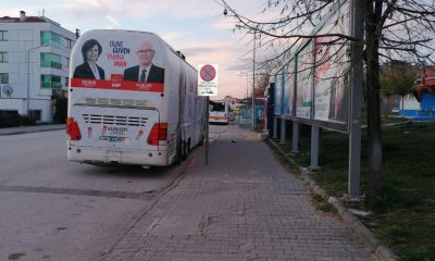 Özkan Alp’in Billboard görselini CHP nin seçim otobüsüyle  kapatılmasına tepki