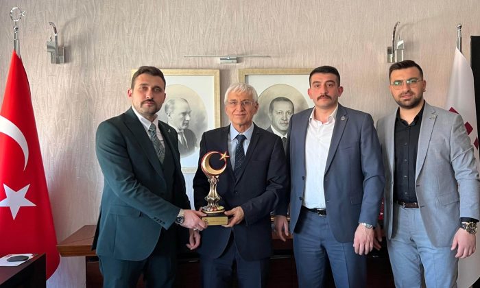 Eskişehir Alperen Ocakları’ndan Rektör Prof. Dr. Adnan Özcan’a ziyaret