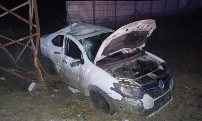Kontrolden çıkan otomobil yüksek gerilim hattı direğine çarptı, 2 kişi yaralandı