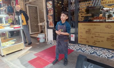 Tatlıcı 8 yaşındaki Emre görenlerin sevgisini kazanıyor