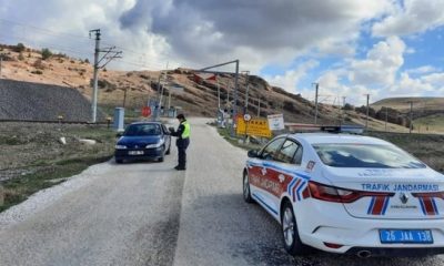 Trafik denetimlerinde toplam 21 bin 984 sürücü ve araç sorgulandı
