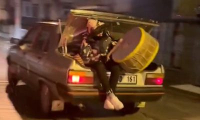 Sedan aracın bagajında çaldığı davulla sahura kaldırdı (Video Haber)