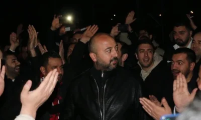 Eskişehirspor taraftarı gece saatlerinde bir araya gelerek takıma moral verdi