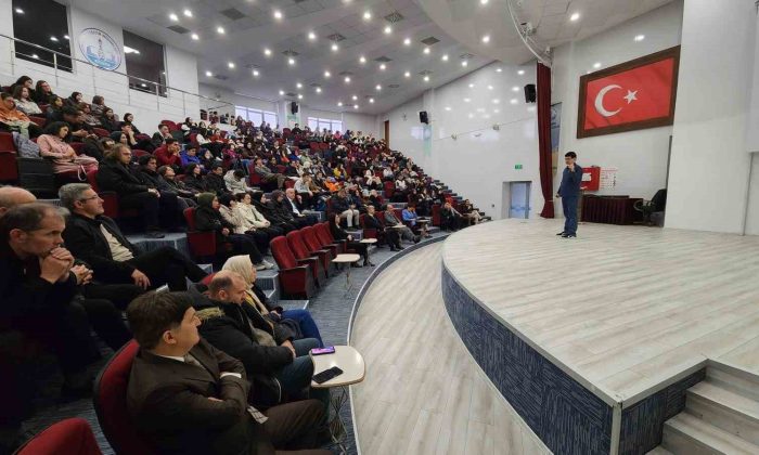 Kütahya’da 12. sınıf öğrencilerine motivasyon ve sınavlarla ilgili bilgilendirme semineri