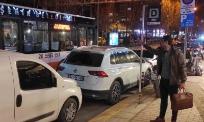 Otobüs durağını işgal eden araçlar vatandaşların tepkisini topladı