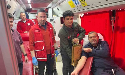 Kan bağışçılarına badem fidanı hediye edildi