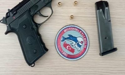 Motosikletli timler ruhsatsız tabanca ele geçirdi