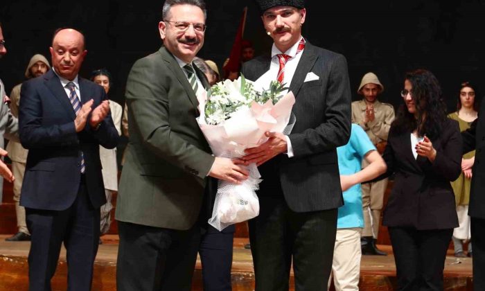 Vali Hüseyin Aksoy, “Cumhuriyete Doğru” adlı tiyatro oyunu büyük ilgi ile izledi