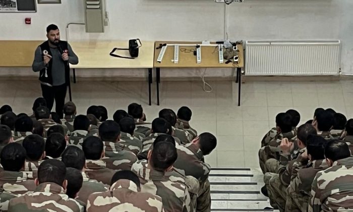 KOM ekipleri bin 305 askeri bilgilendirdi