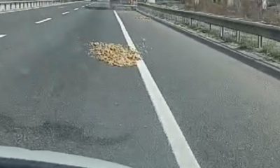 Yola dökülen kumlar trafikte tehlikeli oluşturdu