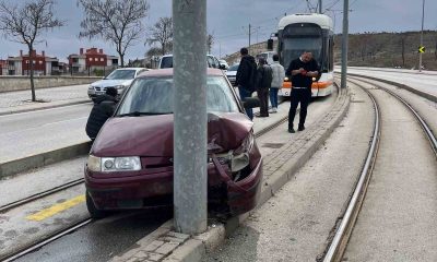 Virajı alamayan otomobil tramvay yoluna girdi