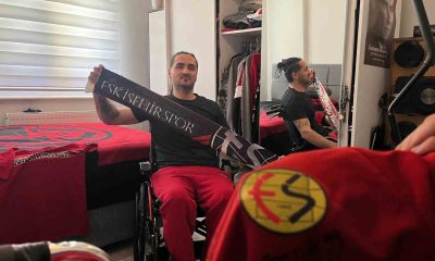Futbol takımının peşinde koşarken kaza geçirerek yürüme yetisini kaybeden taraftar destek belliyor