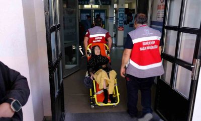 Felçli yaşlı kadın oy kullanmak için ambulans eşliğinde sandığa gitti