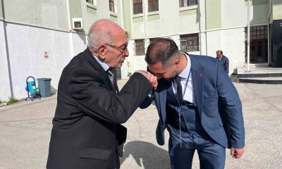 ‘Baba’ dediği yakınıyla rakip olan genç aday başarılar diledi