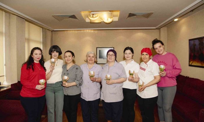 Anadolu Üniversitesi’nde 8 Mart Dünya Kadınlar Günü çiçeklerle kutlandı