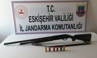 Şüphelilerin ikametleri ile araçlarında yapılan aramalarda birçok ruhsatsız silah ve tüfek ele geçirildi