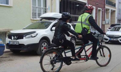 Özel gereksinimli kadın çalışan, iş yerine tandem bisikletle götürüldü