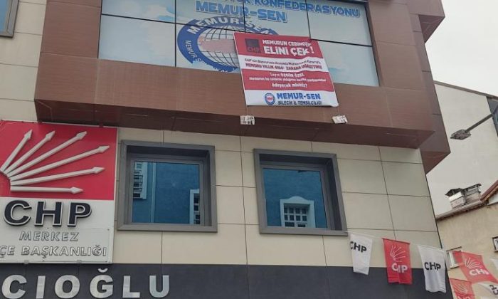 CHP Genel Başkanı Özel’e pankartlı protesto