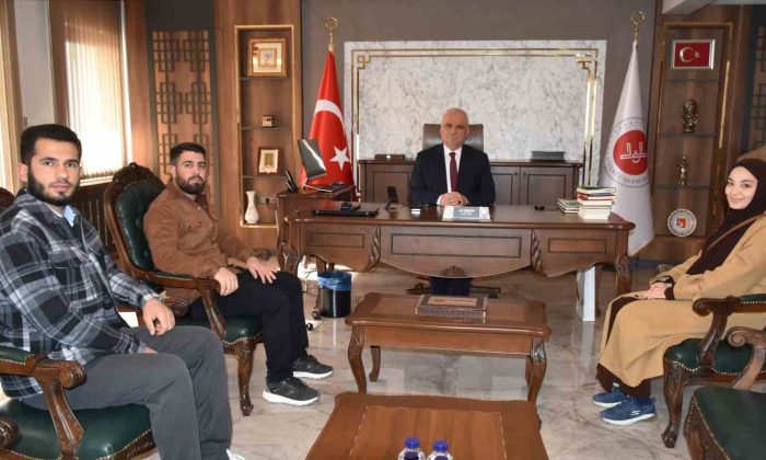 Umre ödülünü alan gençler teşekkürler ziyaretinde bulundu