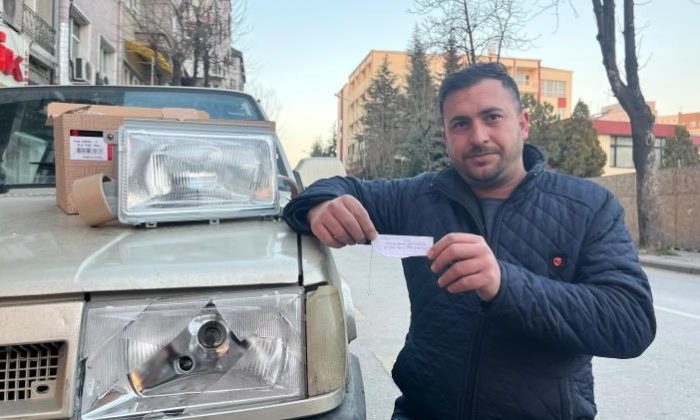 Kaza yapan sürücüden “Sol ön farını yanlışlıkla kırdım. Beni ara kardeşim” notu