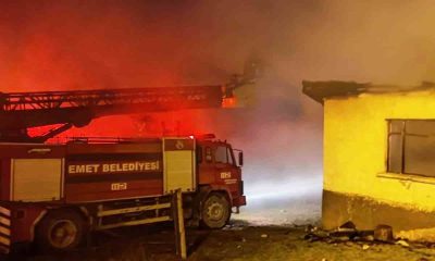 Emet’te tek katlı ev alevlere teslim oldu