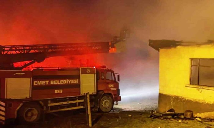 Emet’te tek katlı ev alevlere teslim oldu