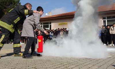 Öğrenciler tatbikat ile yangın söndürmeyi öğrendi
