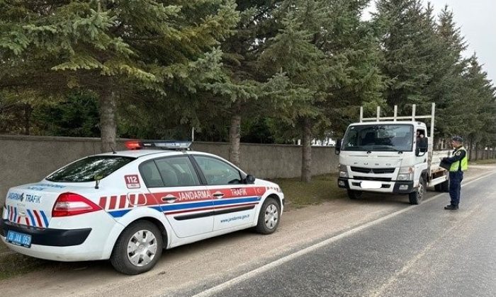 Jandarma ekiplerince 645 sürücüye 1 milyon 498 bin 259 TL para cezası kesildi