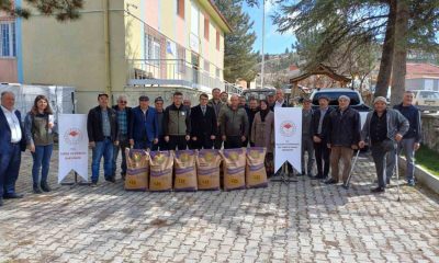 Hocalar ilçesinde 20 çiftçiye devlet destekli 2 ton korunga tohumu dağıtıldı