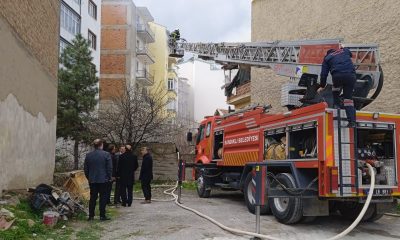 Sandıklı’da ev yangını, itfaiyenin alevlere müdahalesi sürüyor