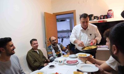 Özkan Alp öğrenci evinde sahur yaptı