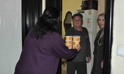 Her Ramazan onlarca engellinin kapısını dolaşarak, iftarlık yemek dağıtıyorlar