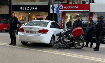 Otomobile çarparak ikiye bölünen motosikletin sürücüsü yaralandı