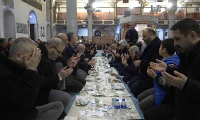 Kütahya’da hurma, su, ayran, peynir ve simitle iftar