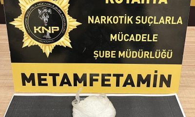 Kütahya’da durdurulan otobüsteki yolcunun eşyaları arasında uyuşturucu ele geçirildi