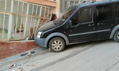 Freni boşalan araç evin balkon camına çarparak durabildi