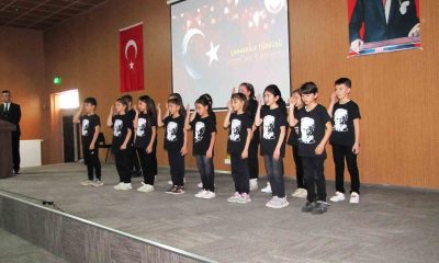 İlkokul öğrencileri Çanakkale türküsünü işaret diliyle seslendirdi