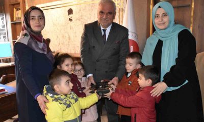 Minikler Filistin’e destek için kumbaralarını bağışladı
