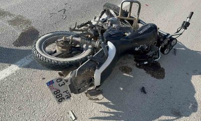 Otomobille çarpışıp hurdaya dönen motosiklet sürücüsü yaralandı