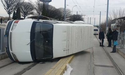 Tramvay yolundan giderken devrilen minibüs seferleri aksattı