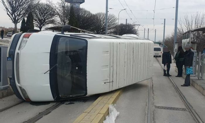 Tramvay yolundan giderken devrilen minibüs seferleri aksattı