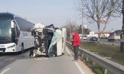 Kazada şoför kabini kopan tırın sürücüsü yaralandı